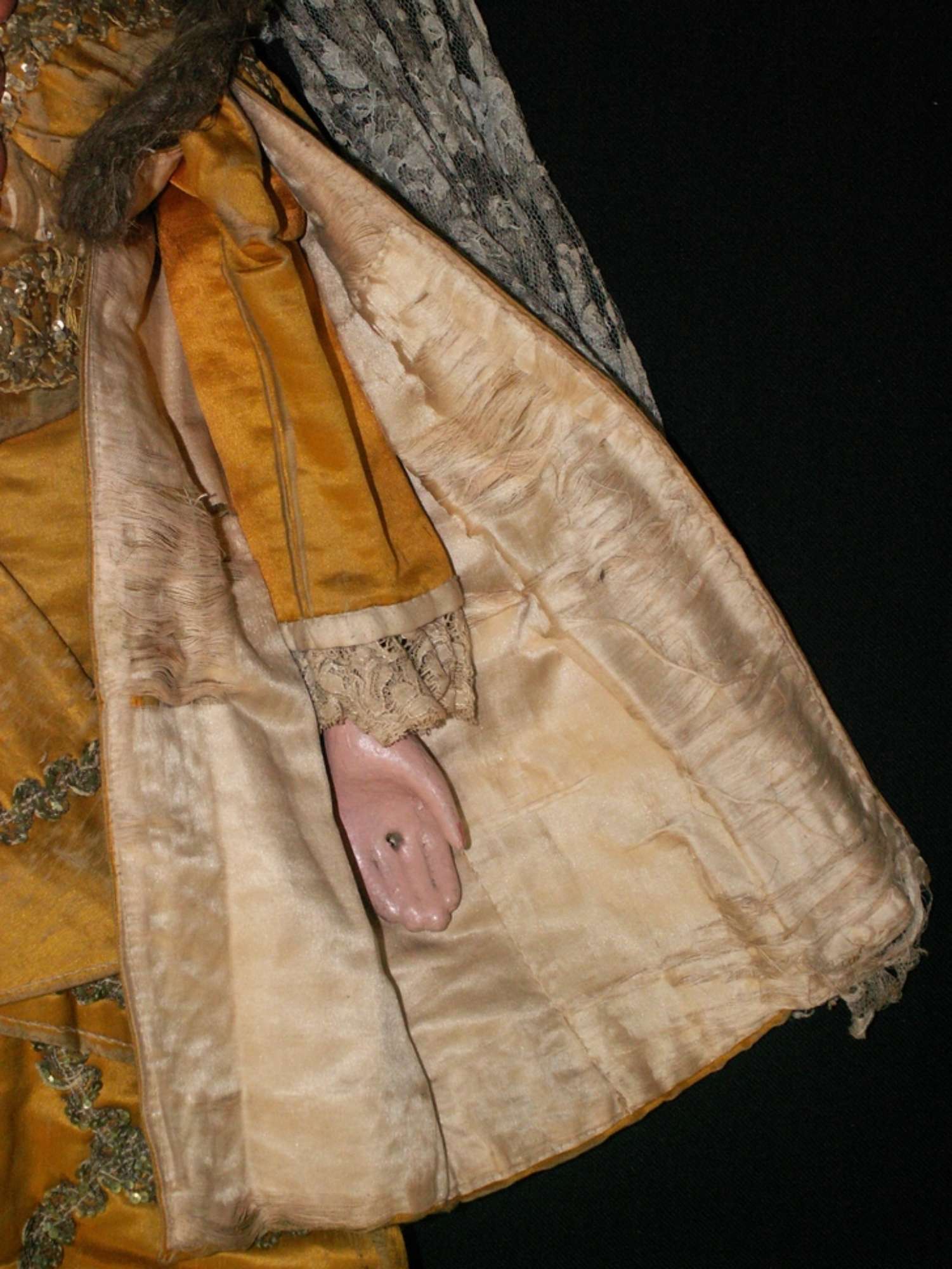 Manica sinistra prima del restauro